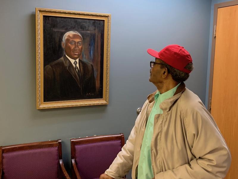 Ernie Campbell examines a portrait of Dr. Matthew Walker