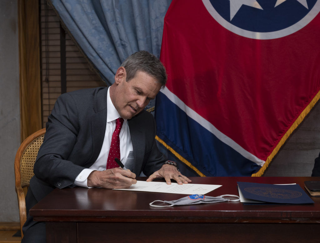 Governor Bill Lee signs paperwork swearing in John DeBerry as his special advisor.