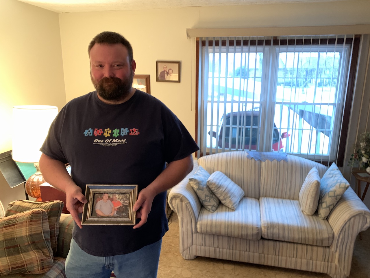 Brian Selby holds photo of parents