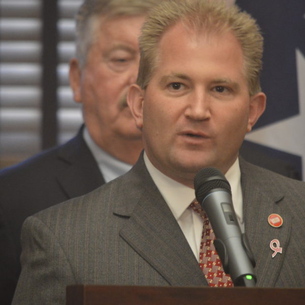 Rep. William Lamberth speaks at podium.