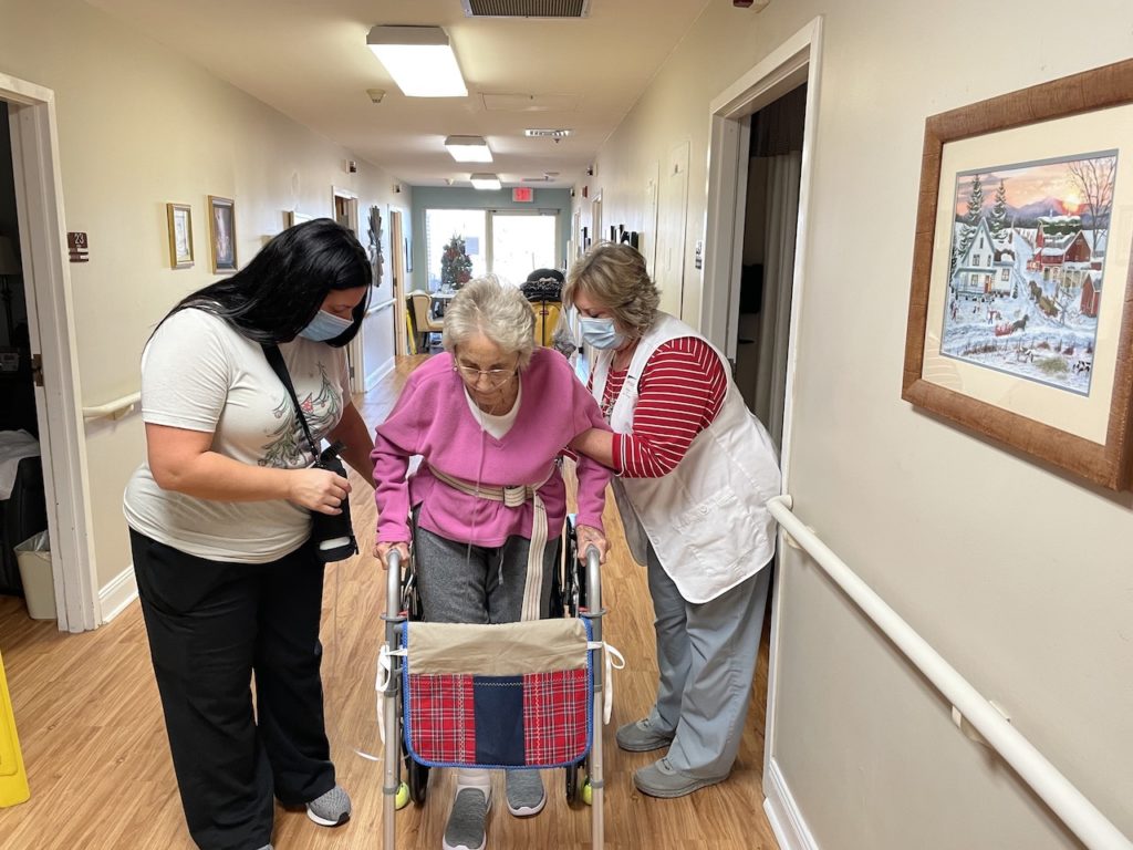 Tennessee nursing homes are in critical need of staffing help WPLN News