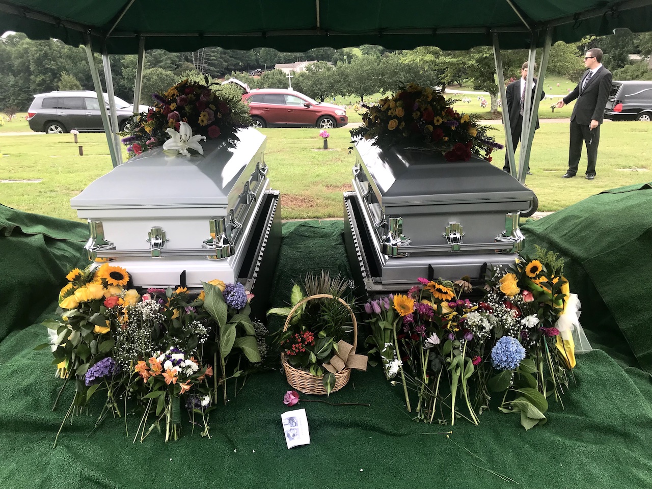 COVID funerals can be covered by federal funds, but less than half of  eligible Tennessee families have applied | WPLN News