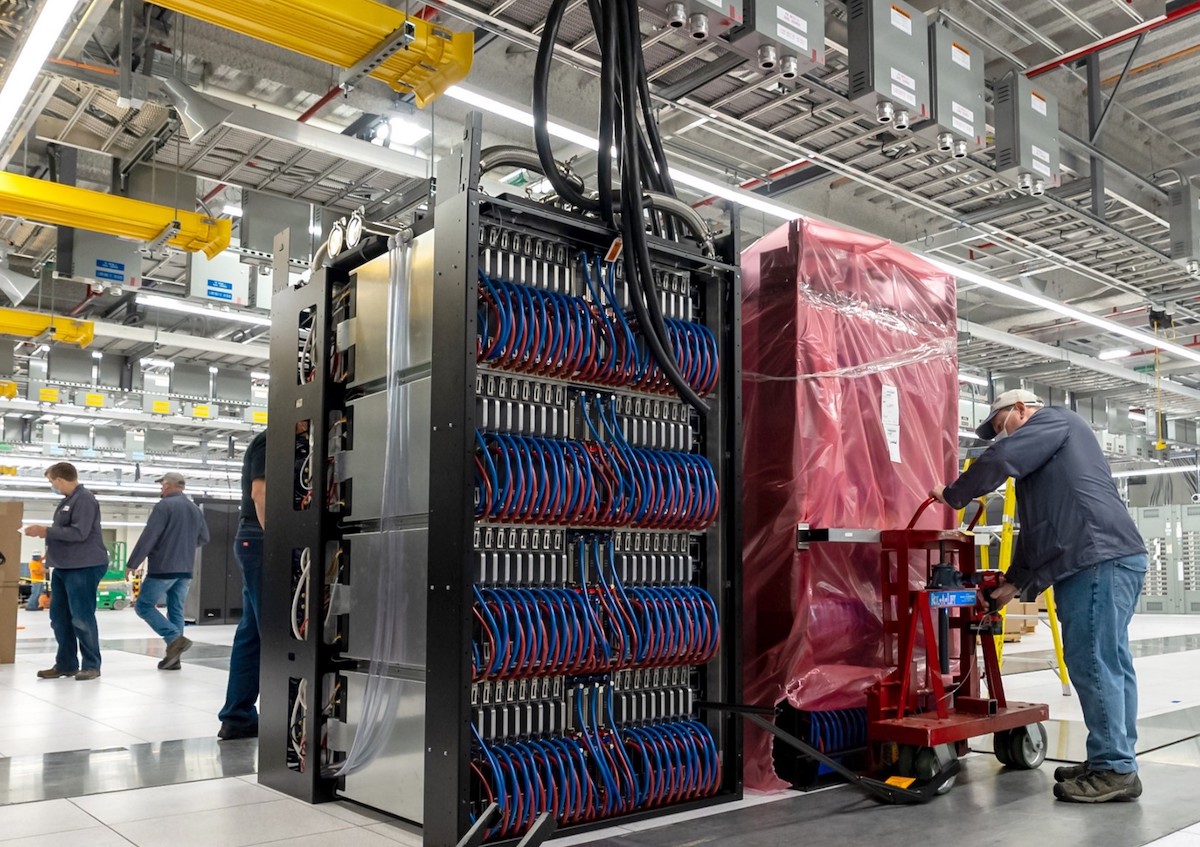 Frontier-cabinet-delivery-ORNL-supercomputer-2022.jpeg