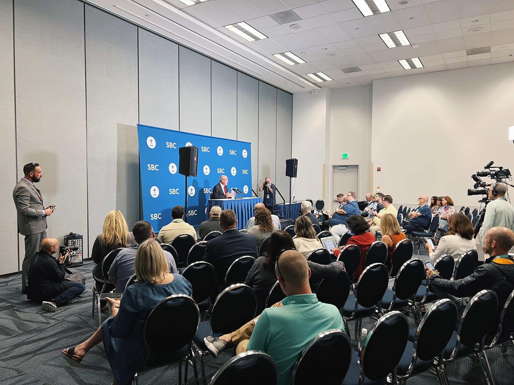 Southern Baptists vote to establish a database of pastor predators and elect a new leader to carry out reforms - Vimarsana News