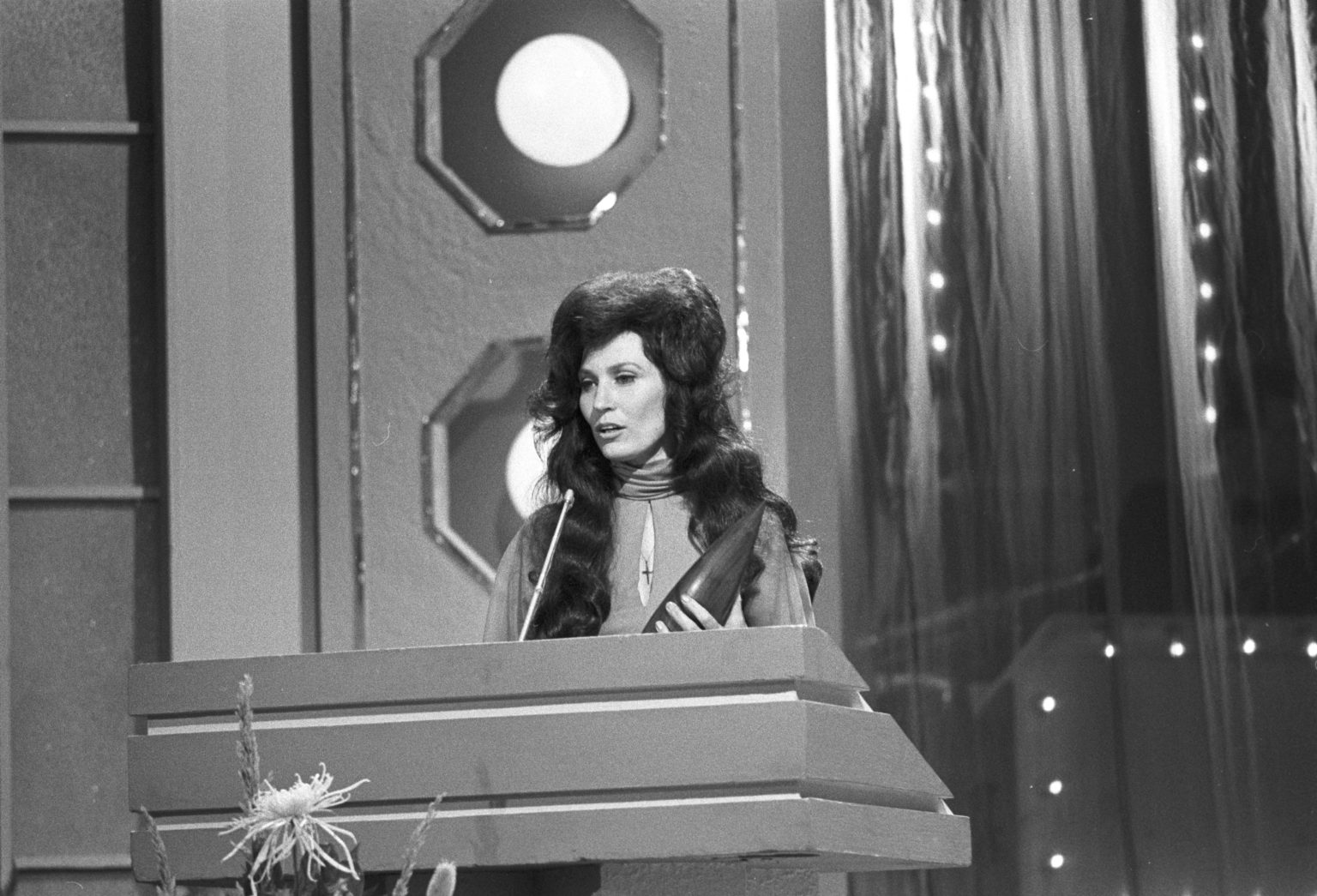 country-music-icon-loretta-lynn-dead-at-90-wpln-news