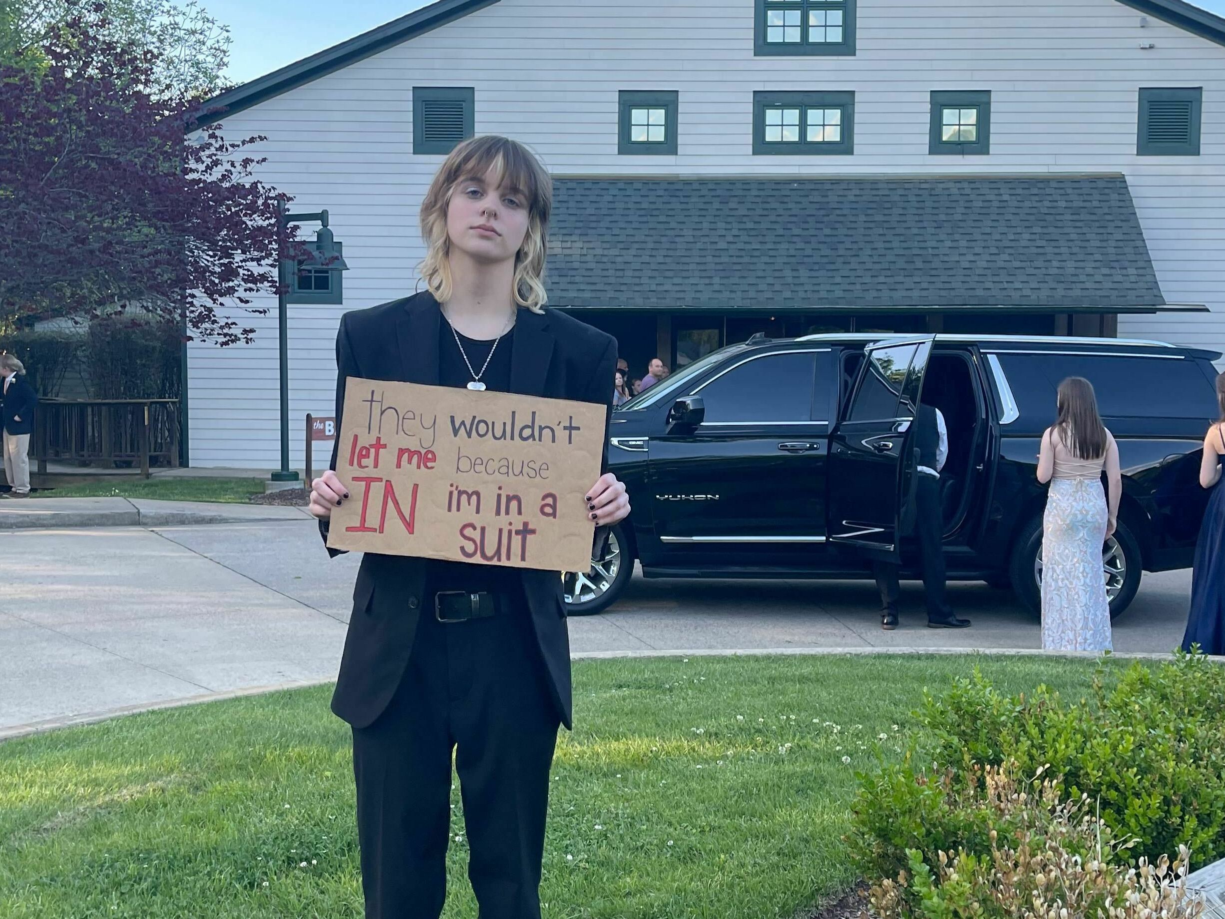 a-nashville-senior-was-banned-from-prom-for-a-suit-so-a-local-business