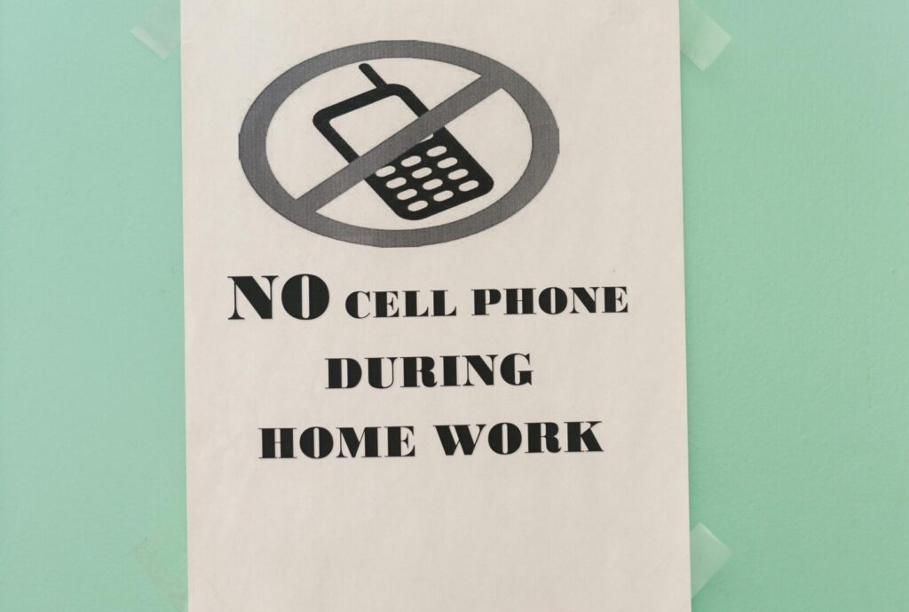 A sign that says "No cell phone during home work"
