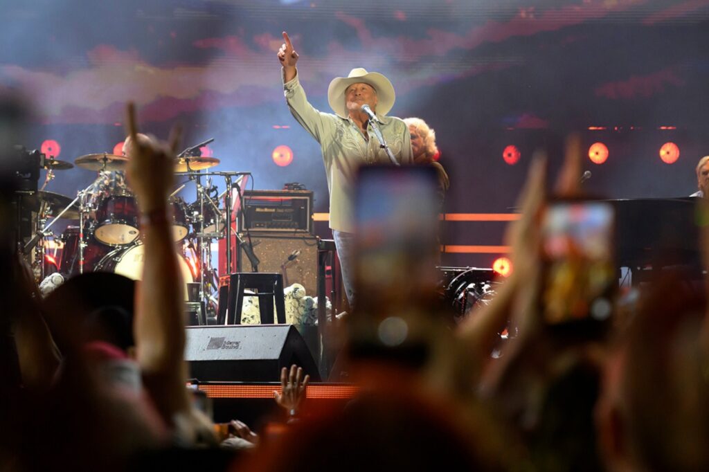Alan Jackson final concert photo